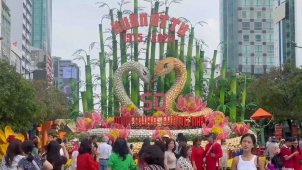 Nguyen Hue Flower Street in HCM City attracts crowds on Lunar New Year